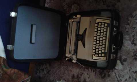 kufříkový starší psací stroj