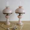 Prodám dvě stejné stolní  lampičky v romantickém stylu. 
Kombinace:  keramika, sklo, mosaz.
Výška každé:  45.cm. 
Růžové sklo s motivem. Zlatě zdobené. 
Bezvadný stav, zcela funkční. 
Cena za ks: 350,- Kč
Brno
