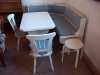 

 Provence. Sestava v duchu francouzského venkovského bydlení. Rohová lavice s úložným prostorem, 2 židle, 1 malá stolička a rozkládací stůl. Materiál dřevo. Bílá barva. S polštářema.

Rozměry rohové lavice s úložným prostorem: Hloubka 131 cm. Šířka 172 cm.

Rozměry stolu (rozkládací): Hloubka 70,5 cm. Šířka 110,5 cm. Výška 75 cm.

Rozměry rozloženého stolu: Hloubka 70,5 cm. Šířka 180 cm. Výška 75 cm.

Rozměry židličky: Průměr 42 cm. Výška 45,5 cm.

Použité zboží. Velmi dobrý stav.